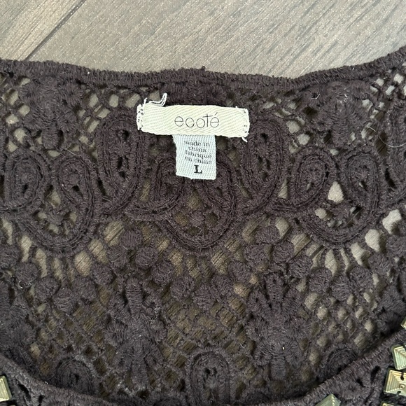 Crochet tank top with studs - Picture 3 of 3